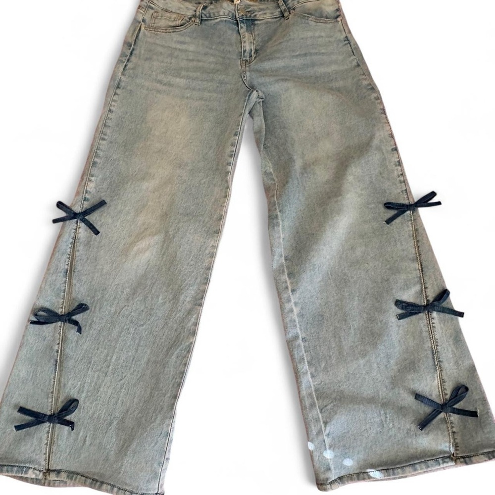Stylish Light Blue Flare Jeans with Navy Accents - Picture 3 of 8